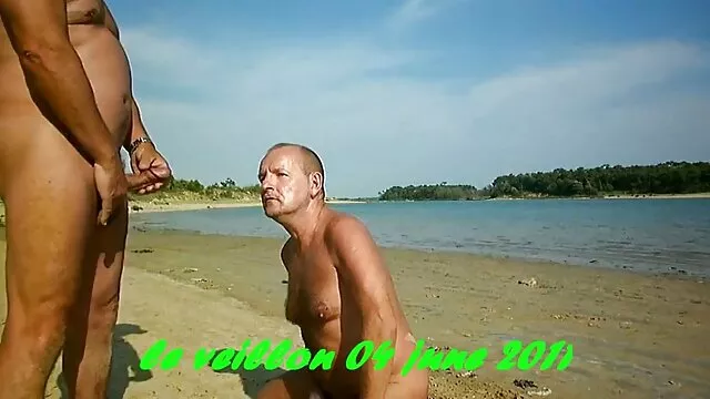 XXX χωρίς εγγραφή  Βάζω τον νεαρό στο κρεβάτι, ελληνικα ερασιτεχνικα σεξ βιντεο πίνω ένα αφελές και όμορφο κορίτσι